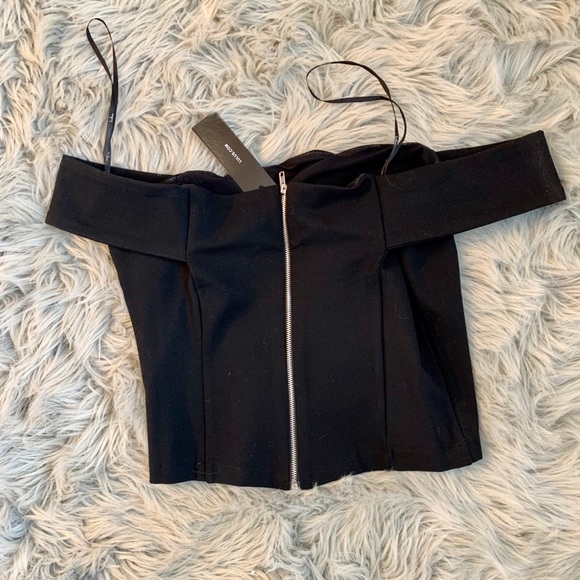 Lulu’s off the shoulder crop top - Picture 2 of 2